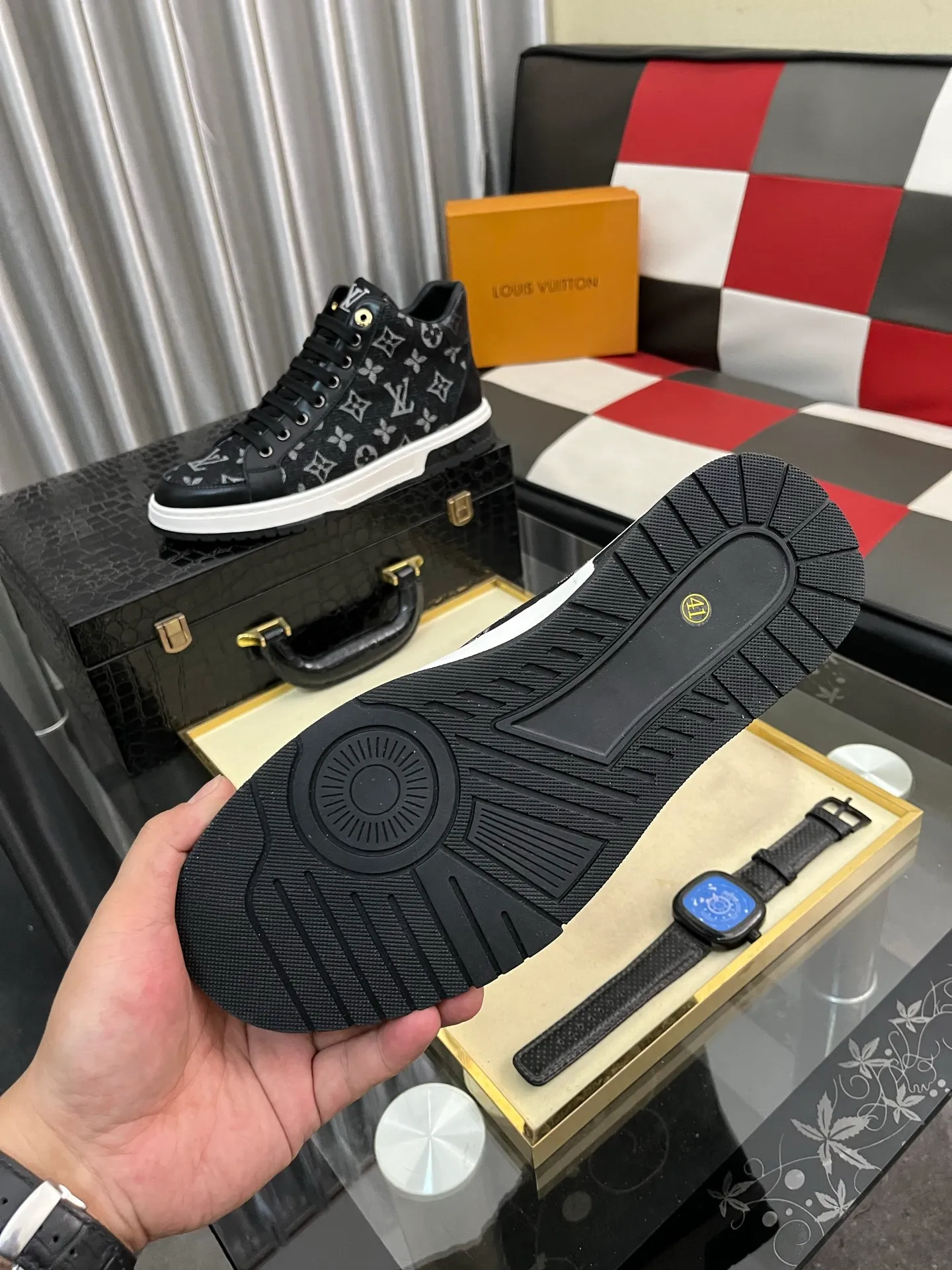 Men's shoes 💰420⌚️⌚️《Louis vuitton/LV Louis Vuitton》original quality.~ Unique modern style sneakers. 🏃A must-have casual shoe for trendy men😍😍 Original brand imported from Italy, imported original leather, cowhide lining (refuses to discolor and grind feet) sole: original sole provided by the original factory, French lazy style design ⚠️Fit to the feet, original quality, super comfortable original sole. Code number: 38-442️⃣Colors available